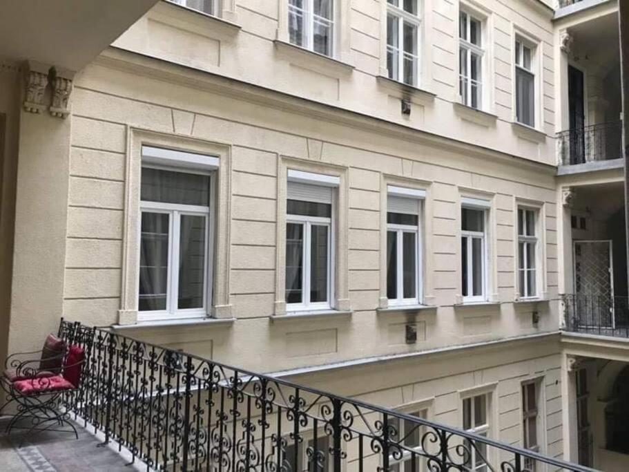 White Luxury Apartment Budapest Esterno foto