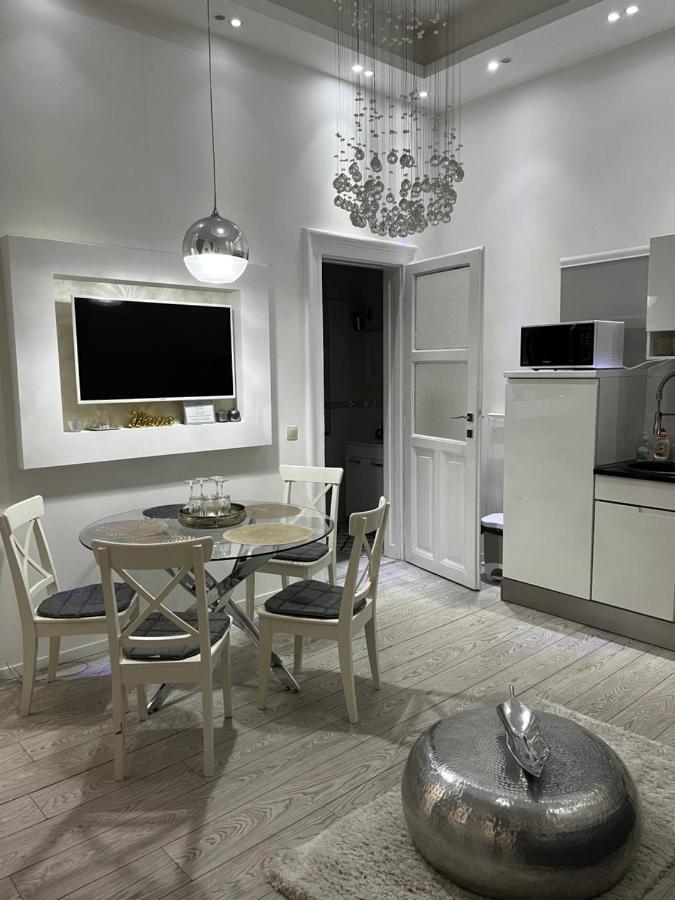 White Luxury Apartment Budapest Esterno foto